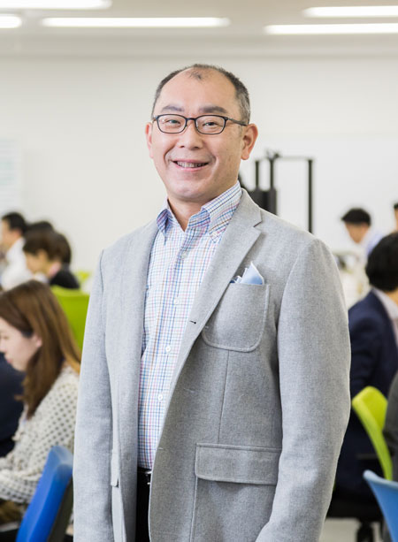 オフィスの木名瀬氏